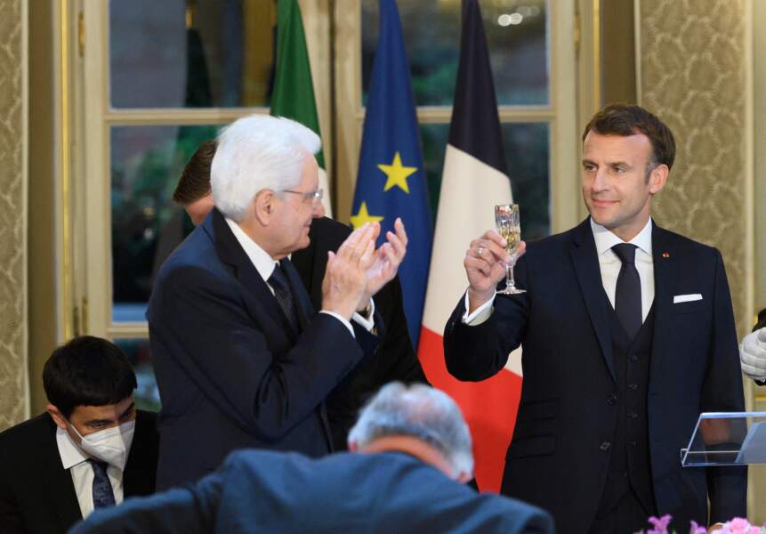 Sergio Mattarella, le président italien, et Emmanuel Macron lors d'un dîner d'Etat organisé à l'Elysée, ce 5 juillet 2021. 