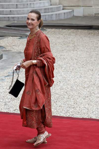 L'actrice Carole Bouquet, lors de son arrivée au dîner d'Etat organisé à l'Elysée ce 5 juillet 2021. 