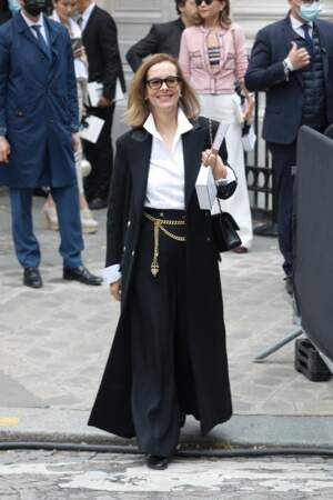 Carole Bouquet souriante et élégante au défilé Chanel Haute Couture au musée Galliera à Paris, le 6 juillet 2021. 