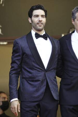 Tahar Rahim très chic en costume Louis Vuitton pour la montée des marches du film "Annette" lors de la cérémonie d'ouverture du 74ème Festival International du Film de Cannes, le 6 juillet 2021