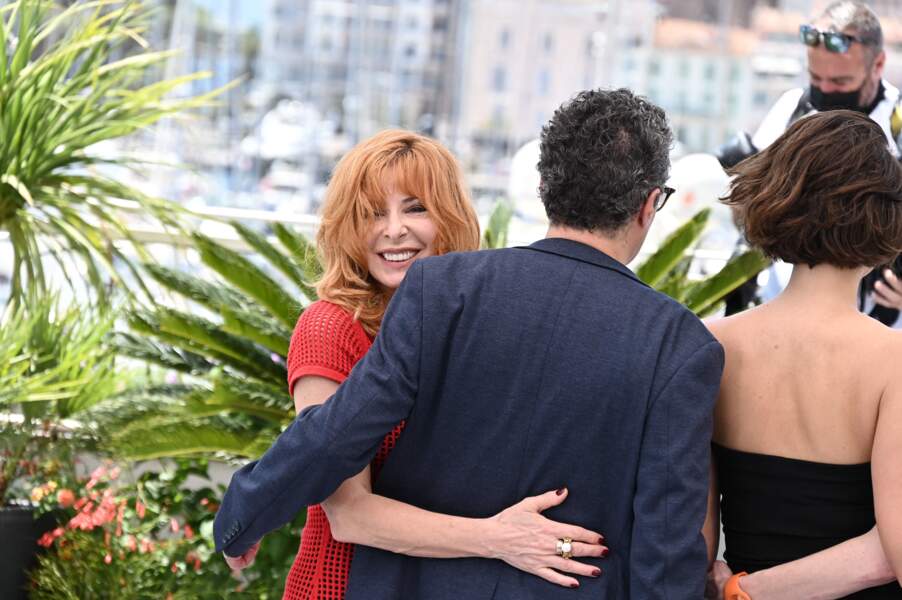 Mylène Farmer quitte le photocall du 74ème festival international du film de Cannes, le 6 juillet 2021