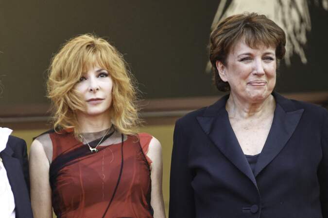 Mylène Farmer a pris la pose au côté de Roselyne Bachelot à l'occasion de la montée des marches du film "Annette" lors de la cérémonie d'ouverture du 74ème Festival International du Film de Cannes, le 6 juillet 2021