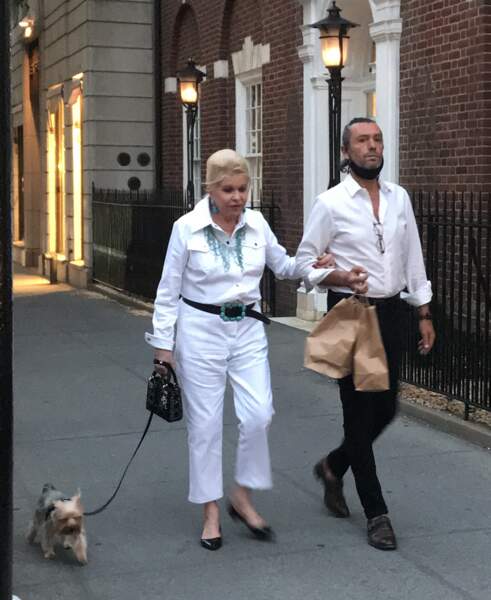 Ivana Trump promène son chien au bras de son compagnon par intermittence Rossano Rubicondi, dans les rues de New York, le 4 juillet 2021.
