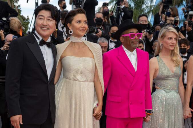 Spike Lee a misé sur un costume rose très pop signé Louis Vuitton pour la montée des marches du film "Annette" lors de la cérémonie d'ouverture du 74ème Festival International du Film de Cannes, le 6 juillet 2021