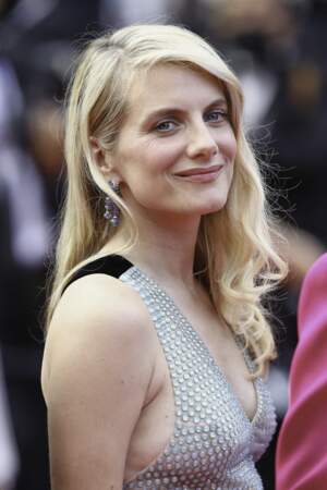 Mélanie Laurent dévoile à Cannes son tout nouveau blond polaire sur cheveux longs.
