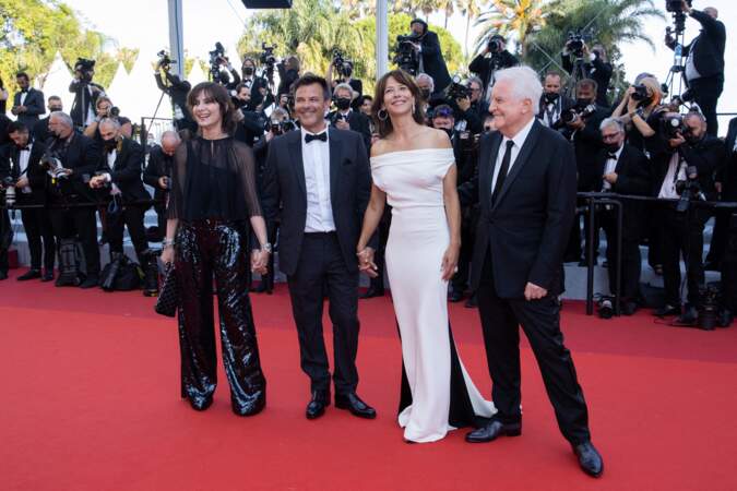 Sophie Marceau a attiré tous les regards grâce à sa somptueuse robe Valentino Couture pour la montée des marches du film "Tout s'est bien passé" lors du 74ème Festival International du Film de Cannes, le 7 juillet 2021