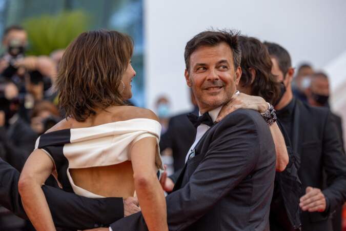 Sophie Marceau a opté pour une robe bicolore signée Valentino Couture pour la montée des marches du film "Tout s'est bien passé" lors du 74ème Festival International du Film de Cannes, le 7 juillet 2021
