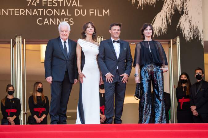 De son côté, Géraldine Pailhas a souhaité rendre honneur à la maison Chanel, en blouse transparente et pantalon évasé, pour la montée des marches du film "Tout s'est bien passé" lors du 74ème Festival International du Film de Cannes, le 7 juillet 2021
