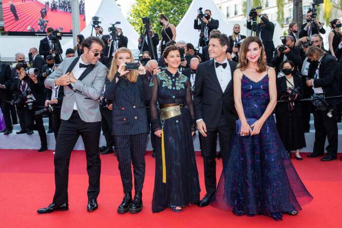 Michael Angelo Covino, Andrea Arnold, Mounia Meddour, Daniel Burman, et Elsa Zylberstein, pour la montée des marches du film "Tout s'est bien passé" lors du 74ème Festival International du Film de Cannes, le 7 juillet 2021
