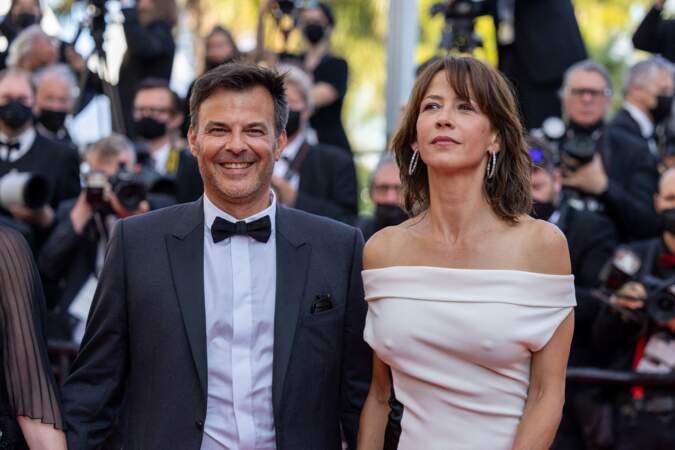 Sophie Marceau divine au côté du réalisateur François Ozon, pour la montée des marches du film "Tout s'est bien passé" lors du 74ème Festival International du Film de Cannes, le 7 juillet 2021