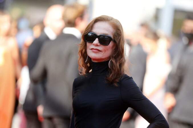 Isabelle Huppert a arboré des lunettes noires Balenciaga, assorties à sa tenue, pour la montée des marches du film "Tout s'est bien passé" lors du 74ème Festival International du Film de Cannes, le 7 juillet 2021