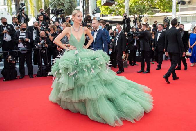 Afin d'accessoiriser sa robe bouffante, Leonie Hanne a porté des bijoux Pomellato pour la montée des marches du film "Tout s'est bien passé" lors du 74ème Festival International du Film de Cannes, le 7 juillet 2021
