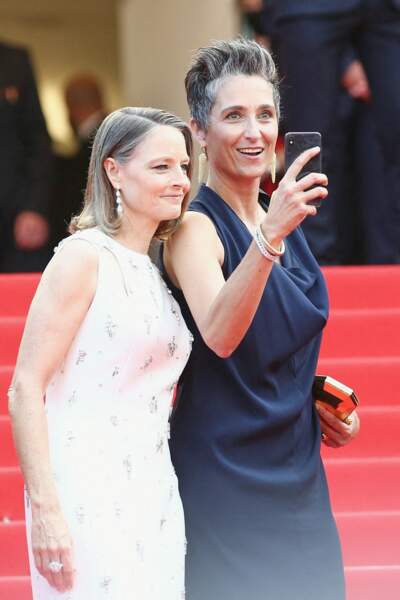 Jodie Foster et sa femme Alexandra Hedison prennent les photographes en photo lors de la cérémonie d'ouverture du 74ème Festival de Cannes. Le 6 juillet 2021