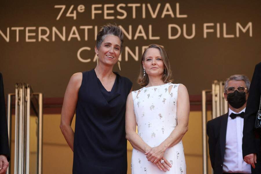 Avant d'entrer dans le palais des Festivals, Jodie Foster et Alexandra posent une dernière fois devant les photographes. Cannes, le 6 juillet 2021.