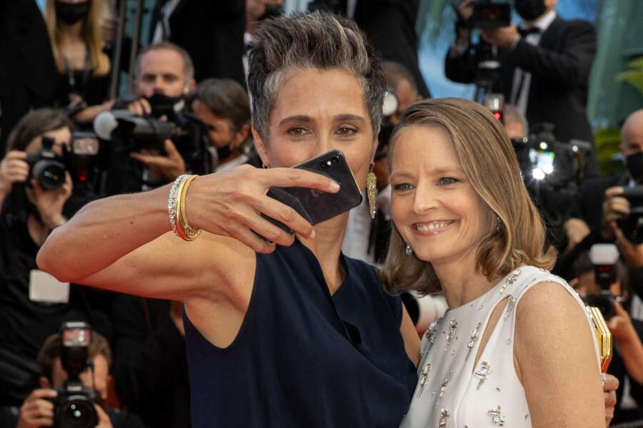Jodie Foster et sa femme Alexandra Hedison font un selfie lors de la cérémonie d'ouverture du 74ème Festival de Cannes. Le 6 juillet 2021