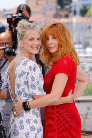 Au côté de Mélanie Laurent, Mylène Farmer a pris la pose sublime dans sa robe en maille rouge LHD lors du photocall du jury officiel du 74ème festival international du film de Cannes, le 6 juillet 2021
