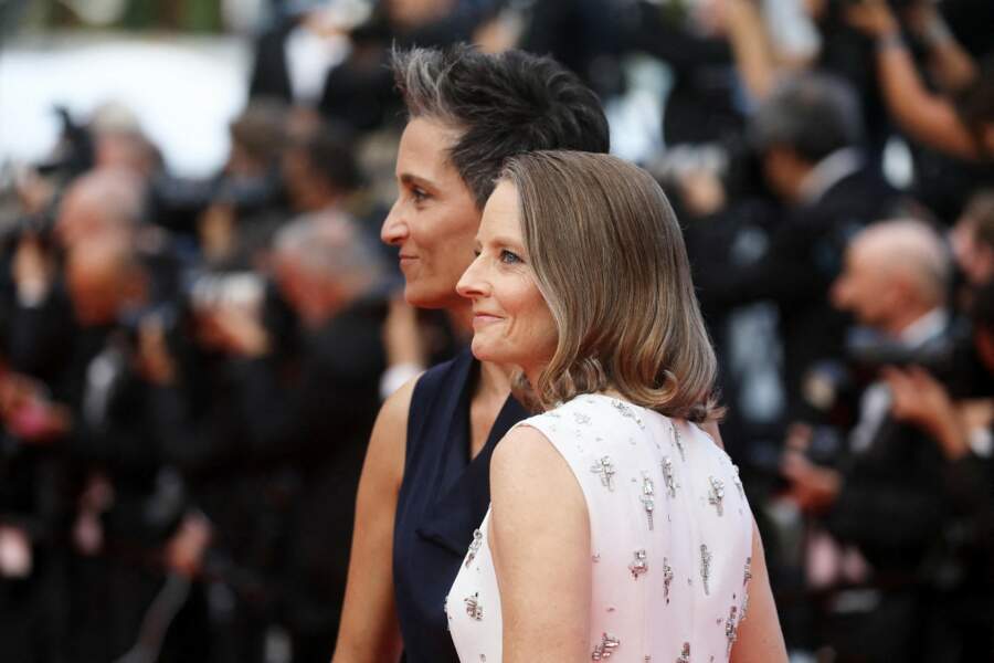 L'adorable couple formé par Jodie Foster et Alexandra Hedison pose devant les photographes de Cannes, le 6 juillet 2021.