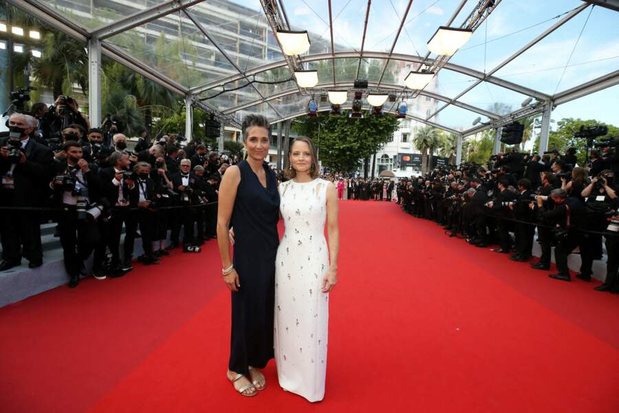 Jodie Foster et sa femme Alexandra Hedison posent tout sourire devant les photographes lors de la cérémonie d'ouverture du 74ème Festival de Cannes. Le 6 juillet 2021
