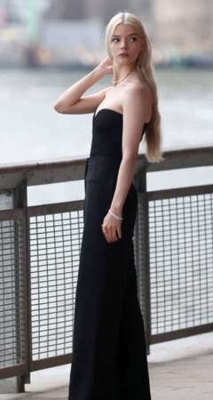 L'actrice Anya Taylor Joy a délaissé le roux de la série pour un très beau blond polaire