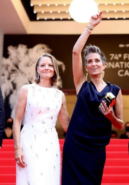 Qui a dit que Cannes, c'était que du sérieux ? Alexandra Hedison et sa femme Jodie Foster s'amusent sur la Croisette, ce 6 juillet 2021.