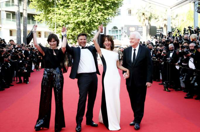 Sophie Marceau sculpturale dans sa robe Valentino Couture au moment de monter les marches du film "Tout s'est bien passé" lors du 74ème Festival International du Film de Cannes, le 7 juillet 2021