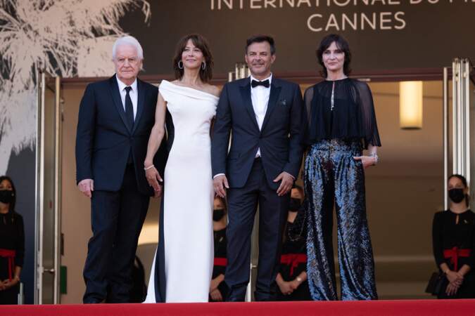 Divine dans une robe cintrée mettant en valeur sa silhouette, Sophie Marceau a fait un retour marquant lors du 74ème Festival International du Film de Cannes, le 7 juillet 2021