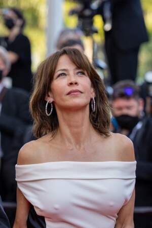 Sophie Marceau a accessoirisé sa tenue avec des boucles d'oreilles Chopard lors de la montée des marches du film "Tout s'est bien passé" lors du 74ème Festival International du Film de Cannes, le 7 juillet 2021 