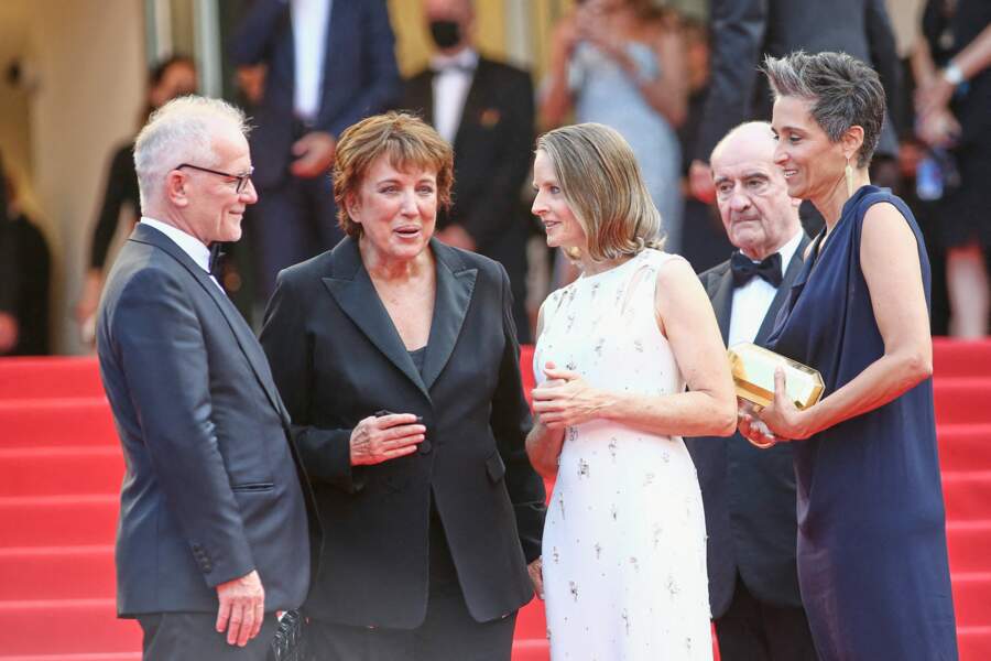Jodie Foster et sa femme Alexandra Hedison, Roselyne Bachelot et Pierre Lescure lors de la montée des marches du film « Annette » lors de la cérémonie d'ouverture du 74ème Festival de Cannes. Le 6 juillet 2021