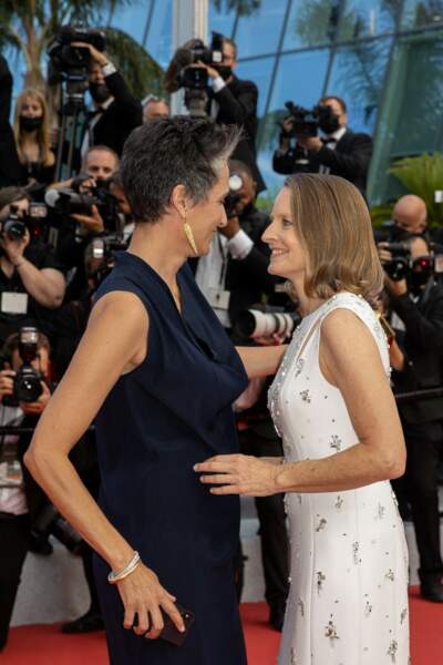 Jodie Foster et sa femme Alexandra Hedison très complices lors de la montée des marches du film « Annette » lors de la cérémonie d'ouverture du 74ème Festival de Cannes. Le 6 juillet 2021