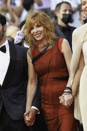 Pour la cérémonie d'ouverture du 74ème Festival International du Film de Cannes, le 6 juillet 2021, Mylène Farmer a fait honneur à sa couleur favorite avec une robe signée Maison Margiela