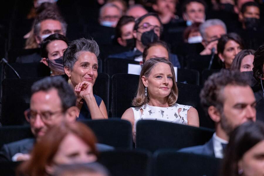 Jodie Foster et sa femme Alexandra Hedison assisent dans le Palais des Festivals lors de la cérémonie d'ouverture du 74ème Festival de Cannes. Le 6 juillet 2021