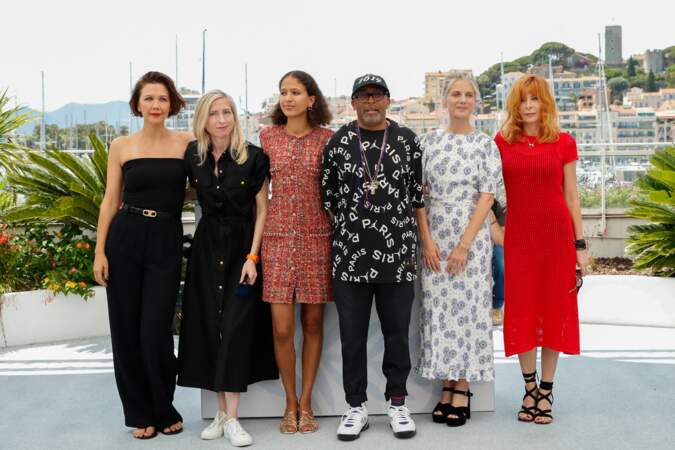 Présente au photocall du jury officiel du 74ème festival international du film de Cannes, le 6 juillet 2021, Mylène Farmer a arboré une robe longue en maille LHD, complétée d'une paire de sandales à talons du créateur Gianvito Rossi