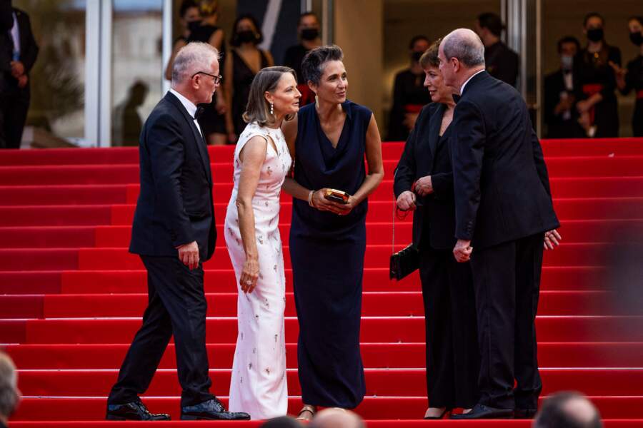 Jodie Foster et sa femme Alexandra Hedison, Roselyne Bachelot et Pierre Lescure montent les marches de la cérémonie d'ouverture du 74ème Festival de Cannes. Le 6 juillet 2021