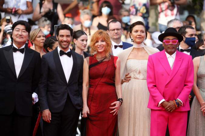 Mylène Farmer, Maggie Gyllenhaal, Spike Lee réunis pour la montée des marches du film "Annette" lors de la cérémonie d'ouverture du 74ème Festival International du Film de Cannes, le 6 juillet 2021