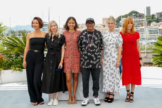 Maggie Gyllenhaal, Jessica Hausner, Mati Diop, Spike Lee, Mélanie Laurent et Mylène Farmer au photocall du jury officiel du 74ème festival international du film de Cannes, le 6 juillet 2021
