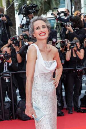 Andie MacDowell a assumé ses cheveux gris sur le tapis rouge pour la montée des marches du film "Tout s'est bien passé" lors du 74ème Festival International du Film de Cannes, le 7 juillet 2021