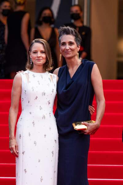 Alexandra Hedison et sa femme Jodie Foster en bas des marches du Festival de Cannes, ce 6 juillet 2021.
