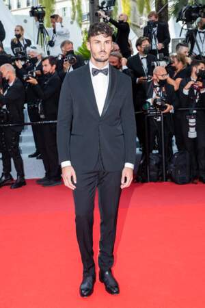 Baptiste Giabiconi a arboré un costume noir Dior pour la montée des marches du film "Tout s'est bien passé" lors du 74ème Festival International du Film de Cannes, le 7 juillet 2021