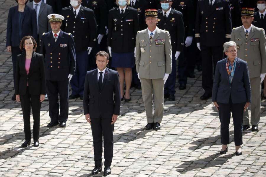 Emmanuel Macron lors de la cérémonie de passe d'armes dans la cour d'honneur de l'hôtel national des Invalides, à Paris, ce jeudi 8 juillet