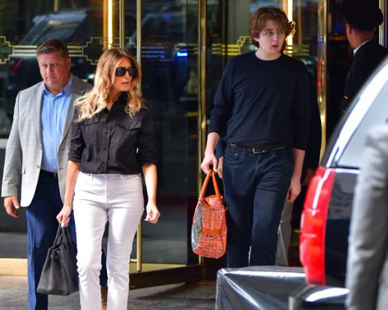 Melania Trump apparaît en premier plan dans les rues de New York, suivie par son fils Barron, âgé de 15 ans, qui a bien grandi. 