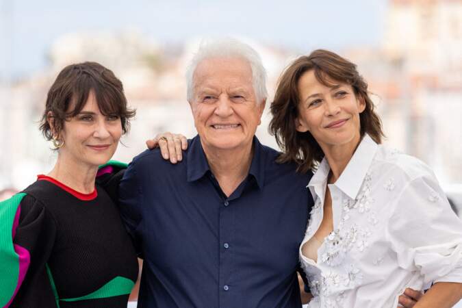 Géraldine Pailhas, André Dussollier et Sophie Marceau au photocall du film "Tout s'est bien passé" lors du 74ème festival international du film de Cannes, le 8 juillet 2021