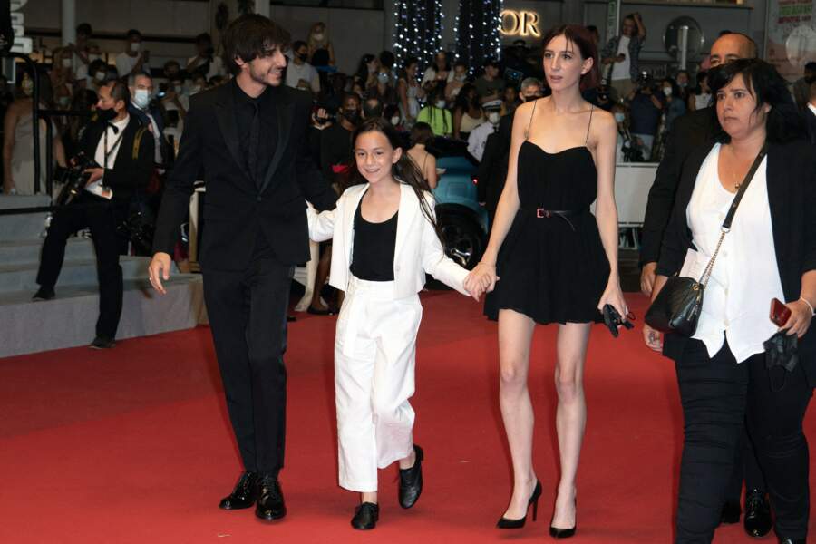 Ben, Alice et Joe Attal sont venus soutenir leur mère Charlotte Gainsbourg lors de la montée des marches à Cannes ce 7 juillet 2021.