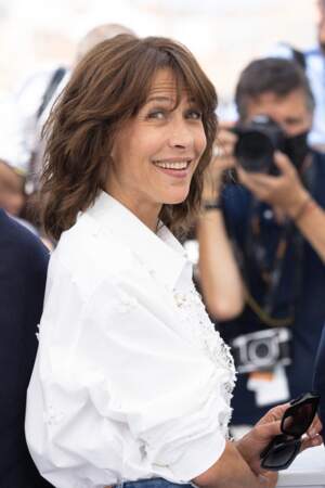 Très détendue, Sophie Marceau a fait quelques mimiques au moment de poser lors du photocall du film "Tout s'est bien passé" lors du 74ème festival international du film de Cannes, le 8 juillet 2021