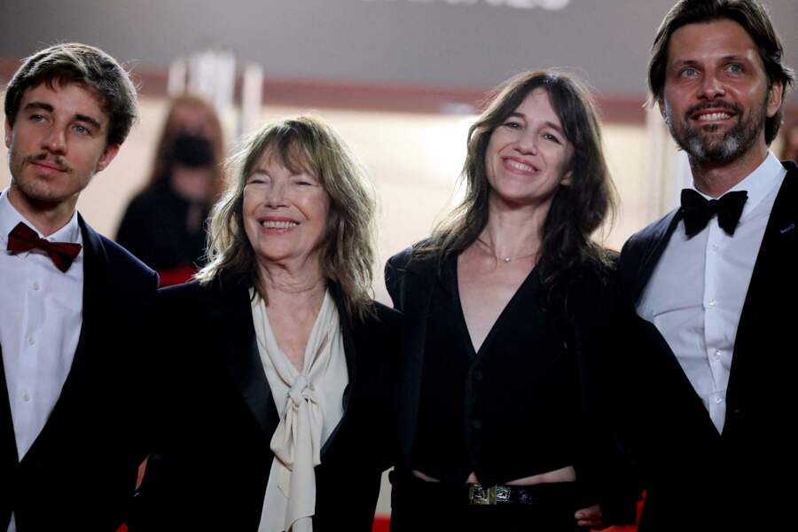 Jane Birkin et sa fille Charlotte Gainsbourg réunies, aux côtés de Mathieu Ageron et Romain Rousseau lors du 74ème Festival International du Film de Cannes, le 7 juillet 2021.
