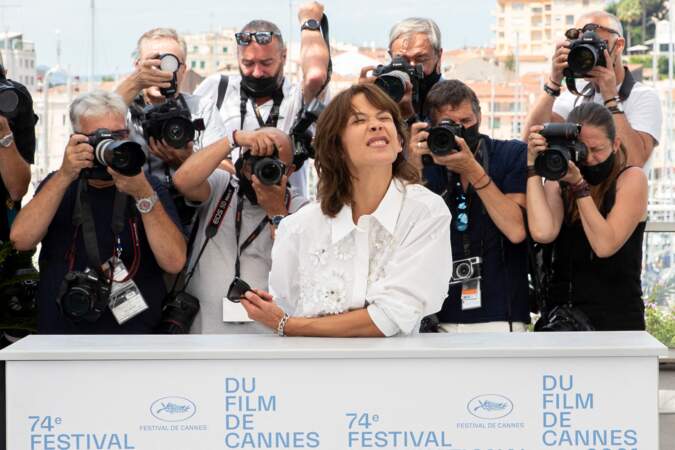Sophie Marceau est apparue très détendue lors du photocall du film "Tout s'est bien passé" lors du 74ème festival international du film de Cannes, le 8 juillet 2021