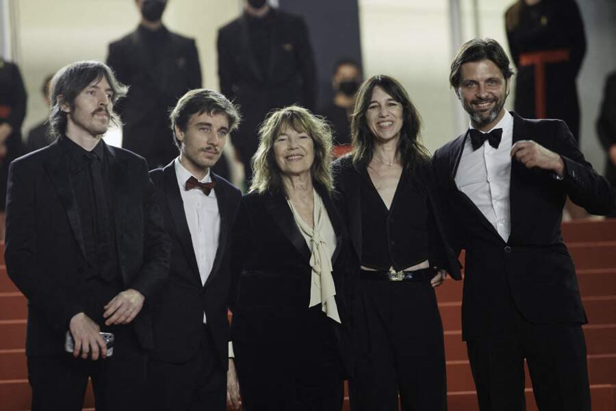 Jane Birkin et sa fille Charlotte Gainsbourg, Maxime Delauney, Mathieu Ageron, Romain Rousseau lors de la montée des marches du film «Jane par Charlotte» lors du 74ème Festival International du Film de Cannes le 7 juillet 2021.
