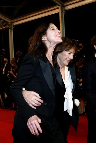 Charlotte Gainsbourg et sa mère Jane Birkin ont monté les marches cote à cote lors du 74ème Festival International du Film de Cannes, le 7 juillet 2021