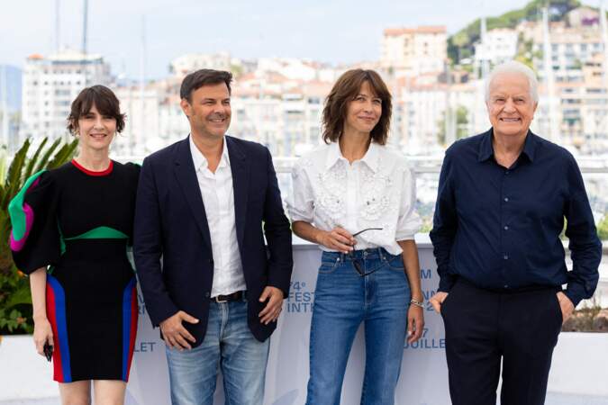 Sophie Marceau a porté une chemise blanche et un jean brut pour assister au photocall du film "Tout s'est bien passé" lors du 74ème festival international du film de Cannes, le 8 juillet 2021