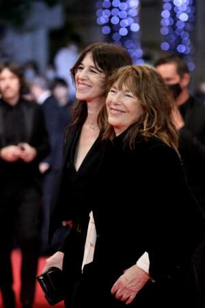 Charlotte Gainsbourg et sa mère Jane Birkin très souriantes pour présenter le film «Jane par Charlotte» lors du 74ème Festival International du Film de Cannes le 7 juillet 2021.