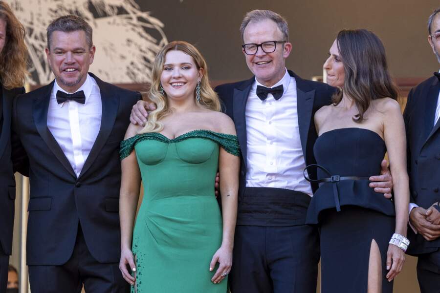 Matt Damon, Abigail Breslin, Tom McCarthy et Camille Cottin complices et souriants pour la montée des marches du film "Stillwater" lors du 74ème Festival International du Film de Cannes, le 8 juillet 2021